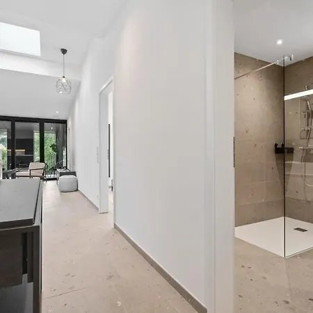 Luxurious 2br Apt With Balcony In