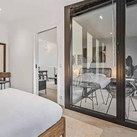 Apartment Luxurious 2br Apt With Balcony In