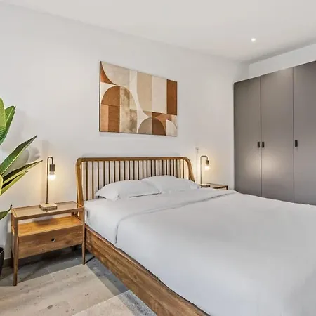 Luxurious 2br Apt With Balcony In Apartment