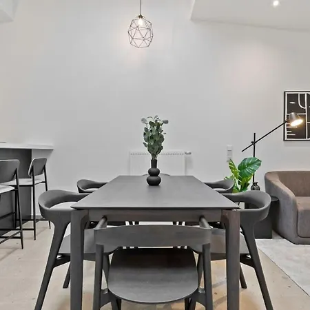 Luxurious 2br Apt With Balcony In