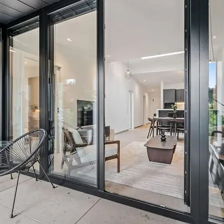 Apartment Luxurious 2br Apt With Balcony In