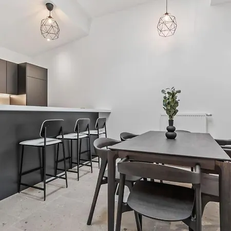 Luxurious 2br Apt With Balcony In Apartment