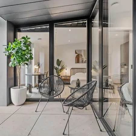 Luxurious 2br Apt With Balcony In Apartment