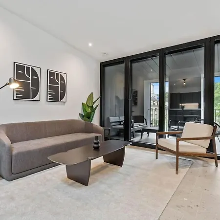 Apartment Luxurious 2br Apt With Balcony In
