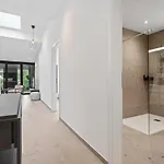 Luxurious 2br With Balcony In