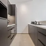 Luxurious 2br With Balcony In