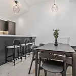 Luxurious 2br With Balcony In Апартаменты