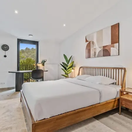 Luxurious 2br With Balcony In Lejlighed