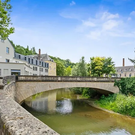 Luxurious 2br With Balcony In Διαμέρισμα