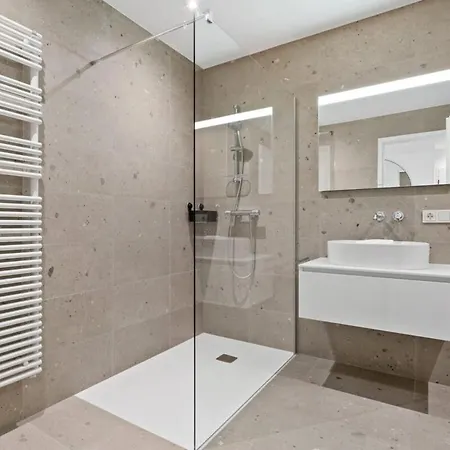 Luxurious 2br With Balcony In Lejlighed *