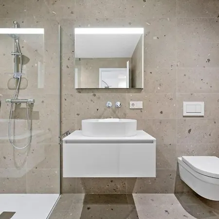 Luxurious 2br With Balcony In Lejlighed *