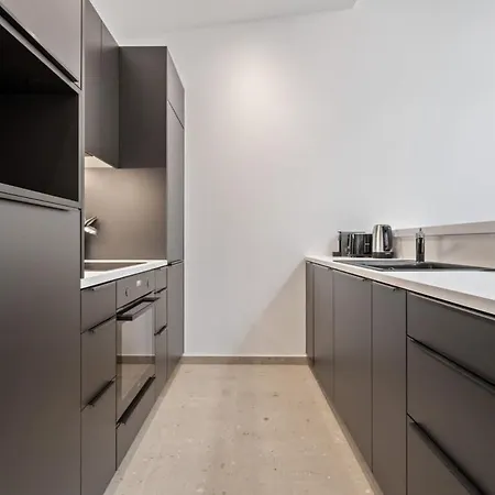 Luxurious 2br Apt With Balcony In