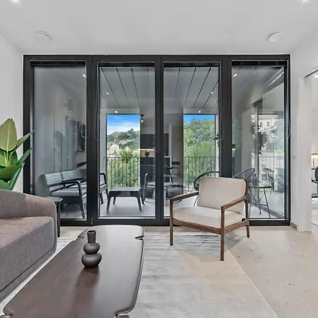 Luxurious 2br With Balcony In