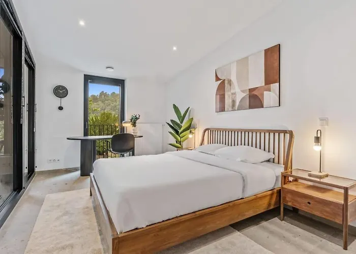 Luxurious 2br With Balcony In Apartment