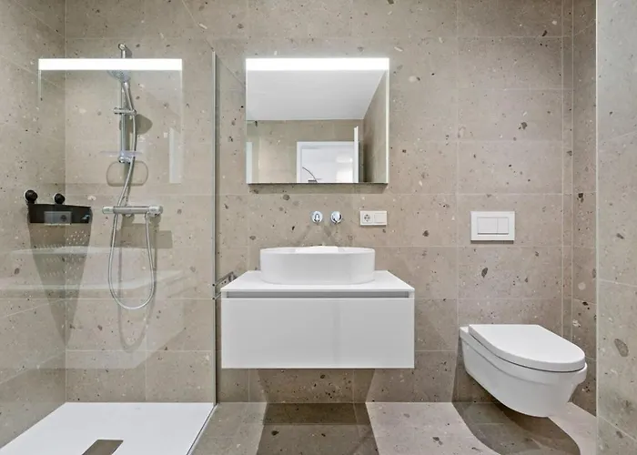 Luxurious 2br With Balcony In Apartment *