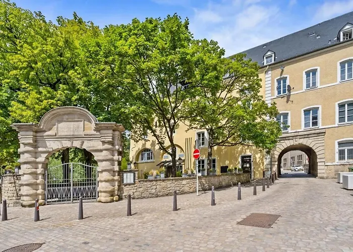 Apartment Luxurious 2br With Balcony In *