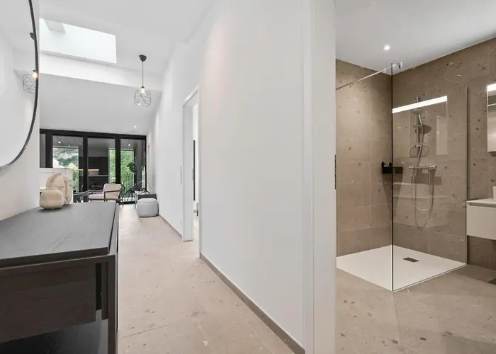 Luxurious 2br With Balcony In