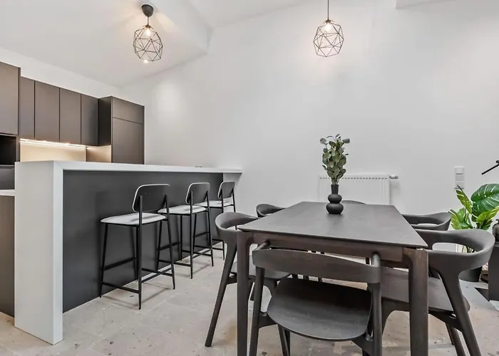 Luxurious 2br With Balcony In Διαμέρισμα