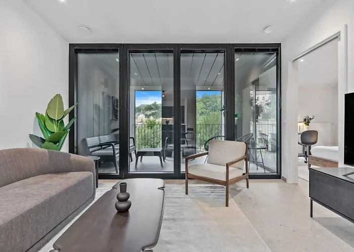 Luxurious 2br With Balcony In