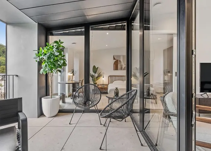 Luxurious 2br With Balcony In Apartment