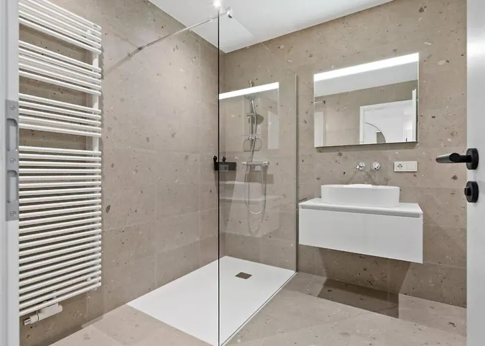 Luxurious 2br With Balcony In דירה *