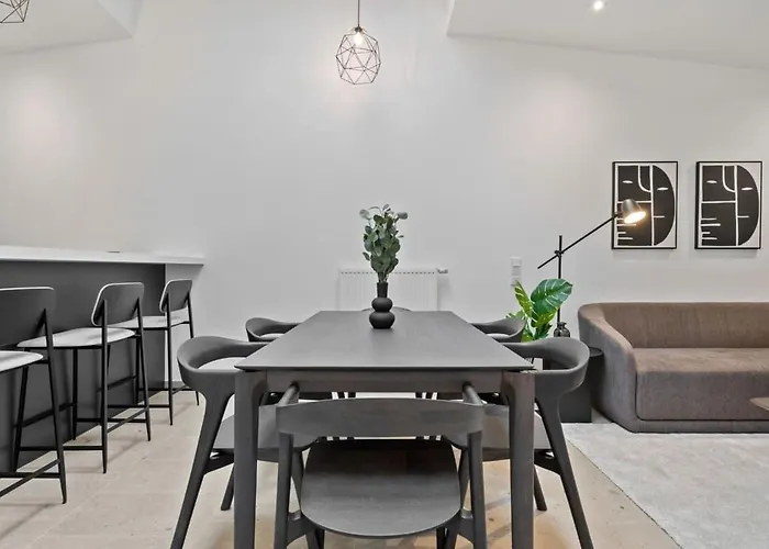 Luxurious 2br With Balcony In